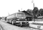 Schienen-Straßen-Omnibus AB 06-5003 im Einsatz zwischen Augsburg und Füssen. Seit 1952 betrieb die Deutsche Bundesbahn eine Bahnbuslinie mit herkömmlichen Straßenbussen zwischen Augsburg und Bad Wörishofen über Bobingen, Schwabmünchen, Ettringen und Türkheim. Diese Verbindung sollte nach Füssen verlängert werden, unter anderem aufgrund der Nachfrage durch die Kurgäste. Jedoch gelang es wegen des Widerstands privater Omnibusbetreiber zunächst nicht, die notwendige Konzession zu erwerben. Um die Verbindung nach Füssen trotzdem zu realisieren, setzte die Bundesbahn ab 23. Mai 1954 einen Schi-Stra-Bus ein, sodass der strittige Abschnitt als Zugfahrt auf der Schiene zurückgelegt werden konnte. Mit Beginn des Sommerfahrplanes 1958 endete der Einsatz des Schi-Stra-Busses zwischen Augsburg und Füssen. Der DB war zwischenzeitlich die strittige Konzession erteilt worden, sodass die Verbindung ab dann als reine Straßenlinie geführt werden konnte. (1954) <i>Foto: BD Augsburg (Ansmann)</i>