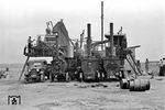 Diese anarchisch aussehende Maschine ist ein sog. Asphaltfertiger (landläufig fälschlicherweise auch als 'Teermaschine' bezeichnet), eingesetzt im Straßenbau unmittelbar nach dem Krieg. Der Eisenbahnfotograf der RBD Regensburg fand diese Maschine offenkundig so interessant, dass er auf den Auslöser drückte, obwohl es nichts mit seinem beruflichen Umfeld zu tun hatte. (1947) <i>Foto: RBD Regensburg</i>