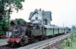 094 639 (ex 94 1639) mit P 3241 von Ewersbach nach Dillenburg (an 13.49 Uhr) vor dem schönen Empfangsgebäude mit Schwebegiebeln in Frohnhausen. (04.07.1970) <i>Foto: Helmut Dahlhaus</i>