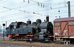 094 642 im Verschubdienst in Köln Eifeltor Gbf. Die langjährige Hohenbudbergerin (seit November 1945) 94 1642 war erst am 23./24.03.1970 nach Köln Eifeltor umstationiert worden. Bereits am 19./20.10.1970 wurde sie nach Hamburg-Rothenburgsort abgegeben, wo bald im Rahmen des großen „T 16¹-Schlachtfestes“ das Ende kam: z am 05.02.1971, + 02.06.1971. Am 2. Juni 1971 wurden zwanzig 94er bei der DB gleichzeitig ausgemustert. (12.06.1970) <i>Foto: Helmut Dahlhaus</i>