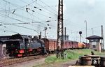 Die Eifeltorer 094 642 drückt am Ablaufstellwerk R 8/10 aus Gleis 203 einen Güterzug über den Ablaufberg im Güterbahnhof Köln Eifeltor. (12.06.1970) <i>Foto: Helmut Dahlhaus</i>