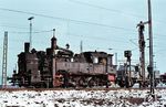 Nach dem Bewässern des Schadwagens (vgl. Bild-Nr. 110075) durfte sich auch 094 651 im Rangierbahnhof Wuppertal-Vohwinkel einen Schluck Wasser genehmigen. (04.04.1970) <i>Foto: Helmut Dahlhaus</i>