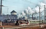 Unter dem Motto „Mit Dampf durch das Angertal“ veranstaltete der EK am 10. März 1973 eine Sonderfahrt mit der buchmäßig in Hamm stationierten 094 730. Gegen 9.45 Uhr stellte die nach wie vor in Wuppertal-Vohwinkel eingesetzte T 16¹ die Garnitur bereit. Für die Sonderfahrt war sie mit alter Nummer ausgerüstet worden. (10.03.1973) <i>Foto: Helmut Dahlhaus</i>
