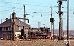 Am Samstag, den 18. März 1972, war die Wuppertaler 094 730 (ex 94 1730) im damals noch recht lebendigen Rangierbahnhof Wuppertal-Vohwinkel tätig und zeigte sich vor dem Gebäude der Zugabfertigung. (18.03.1972) <i>Foto: Helmut Dahlhaus</i>