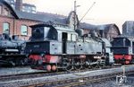 Die preußische T 16¹ war erst seit dem 01.01.1966 in Hagen Gbf stationiert, dazu gehörte auch 94 1647. Ihr vorheriges Heimat-Bw Hagen-Vorhalle hatte zum 31.12.1965 die Dampflokunterhaltung aufgegeben, da das hauptsächliche Einsatzgebiet der dort stationierten 44er, die Ruhr-Sieg-Strecke, zum Sommer 1965 auf elektrischen Betrieb umgestellt worden war. Bereits ein Jahr später wechselte 94 1647 am 28.05.1967 nach Wuppertal-Vohwinkel. Schon am 21.07.1967 folgte dort ihre z-Stellung, die Ausmusterung aber erst am 11.12.1968.  (26.02.1967) <i>Foto: Helmut Dahlhaus</i>
