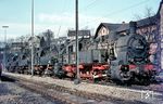 Bekanntermaßen waren zum 1. Januar 1966 alle T 16¹ des Bw Hagen-Vorhalle nach Hagen Gbf umstationiert worden. Dort standen im Frühjahr 1967 in einer langen Reihe 94 1651, 1653, 1647, 931 und 1648 aufgestellt. Die rechte Treibstange der 94 1651 war wohl vor kurzem mithilfe des Schlämmkreide-Verfahrens auf Anrisse überprüft worden. Eine weitere T 16¹ (94 892) war zu dieser Zeit als Werklok an das AW Schwerte (Ruhr) verliehen. Alle sechs Loks wurden im Mai 1967 nach Wuppertal-Vohwinkel umstationiert, wo sie dann nach und nach z-gestellt und ausgemustert wurden.   (09.04.1967) <i>Foto: Helmut Dahlhaus</i>
