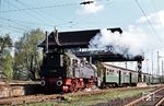 Am 1. Mai 1898 wurden die Strecken Neheim-Hüsten – Ostönnen – Soest-Hovestadt und Ostönnen – Werl der damals meterspurigen Ruhr-Lippe-Kleinbahn eröffnet. Anlässlich des 75-jährigen Jubiläums veranstalteten die Ruhr-Lippe-Eisenbahnen am 6. Mai 1973 zwei Sonderfahrten mit DB-Lokomotiven und Wagen. Morgens ging es mit der Hammer 094 730 (ex 94 1730) vom DB-Personenbahnhof Hamm aus nach Vellinghausen. Um auf die RLE-Strecke zu gelangen, musste der Sonderzug zunächst in den Rangierbahnhof fahren. Die geschmückte T 16¹ fährt mit dem Sonderzug am Stellwerks "Hso" in Hamm (Westf) Rbf vorbei. 2024 wurde das Stellwerk abgerissen. (06.05.1973) <i>Foto: Helmut Dahlhaus</i>