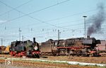 Während des Umsetzens in Hamm Rbf kam 094 730 an der Ottbergener 044 462 vorbei, die mit einem Güterzug auf Ausfahrt in Richtung Heimat wartete. Deren Personal beäugte eher amüsiert das vorbeifahrende 'Zirkuspferd'. (06.05.1973) <i>Foto: Helmut Dahlhaus</i>