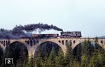 95 0009 räuchert mit Ng 64444 über das Finsterer Grund Viadukt zwischen Ernstthal am Rennsteig und Lichte (Thür). (30.05.1979) <i>Foto: Helmut Dahlhaus</i>