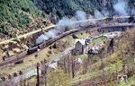 Abweichend von der üblichen Praxis wurde am 2. Mai 1981 die Lok für den P 18004 nach Saalfeld (Saale) in Sonneberg gedreht und beförderte den Zug rückwärts bis Lauscha (Thür). 95 0027 räuchert durch das Lauschaer Unterland und wird gleich den Bahnhof Lauscha (Thür) erreichen. (02.05.1981) <i>Foto: Helmut Dahlhaus</i>