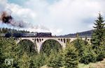95 0027 rollt mit P 18004 aus Sonneberg (Thür) über das Finsterer Grund Viadukt zwischen Ernstthal am Rennsteig und Lichte (Thür). (02.05.1981) <i>Foto: Helmut Dahlhaus</i>