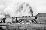41 220 vom Bw Rheine mit einem Güterzug in der nördlichen Bahnhofsausfahrt in Münster (Westf) Hbf. (03.12.1963) <i>Foto: Bernd Kappel</i>