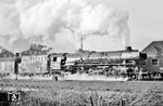 01 1088 verlässt mit dem D 393 (Aachen - Hamburg-Altona) den Hauptbahnhof in Münster (Westf). Dahinter fährt parallel der E 733 nach Leer (Ostfriesl) aus. (03.12.1963) <i>Foto: Bernd Kappel</i>