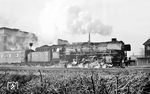 Neben den Osnabrückern 01.10 kamen in Münster (Westf) Hbf auch Kasselaner Maschinen vorbei. Vor dem E 487 (Kassel - Rheine) fuhr Bernd Kappel die 01 1098 (Bw Kassel) vor die Linse. (03.01.1964) <i>Foto: Bernd Kappel</i>