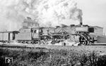 03 287 (Bw Rheine) verlässt mit dem D 65 nach Norddeich Mole den Hauptbahnhof in Münster (Westf). Zwischen diesem Zug und dem D 97 gelang Bernd Kappel auch mehrmals eine Doppelausfahrt (vgl. Bildtitel "Doppelausfahrt in Münster"). Fahrplanmäßig lagen die Züge 2 Minuten auseinander, aber vielleicht hat der Kollege auf dem Stellwerk für ein gelungenes Foto nachgeholfen... (16.01.1964) <i>Foto: Bernd Kappel</i>
