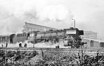 Mit einem Schnellgüterzug nach Osnabrück fährt 41 291 (Bw Osnabrück) an einem Wartungstrupp in Münster (Westf) Hbf vorbei.  (20.01.1964) <i>Foto: Bernd Kappel</i>