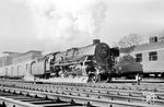 Die Doppelausfahrt zwischen dem D 97 mit 01 1074 und dem D 65 mit 01 231 wurde in Münster (Westf) Hbf an diesem Tag wieder knapp verpasst.  (09.03.1964) <i>Foto: Bernd Kappel</i>