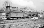 03 1001 vom Bw Hagen-Eckesey setzt vor dem damaligen Arbeitsplatz des Fotografen in Münster (Westf) Hbf um. Das E 43-Stellwerk "Mn" aus dem Jahr 1948 besaß 100 Hebelplätze und war deshalb mit zwei Wärtern besetzt. Am 20.04.1985 wurde es außer Betrieb genommen. (10.03.1964) <i>Foto: Bernd Kappel</i>