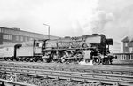 Nach dem D 97 folgte wie immer der D 65 nach Norddeich Mole, diesmal bespannt mit der Rheiner 01 124. (15.03.1964) <i>Foto: Bernd Kappel</i>