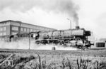 01 1052 fährt mit dem D 97 (Köln - Hamburg-Altona) aus Münster (Westf) Hbf. Das Gebäude im Hintergrund ist die Bundesbahn-Direktion in der Bahnhofsstraße 1, die vom 1. April 1895 bis 31.12.1974 bestand.  (25.03.1964) <i>Foto: Bernd Kappel</i>