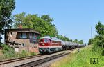 232 673 der Traktion4Rent GmbH Saalburg-Ebersdorf ist nach erfolgter HU, die in Daugavpils (Lettland) durchgeführt wurde, mit einem Kesselzug von Leipzig-Plagwitz nach Gera an der Blockstelle Zauschwitz unterwegs. (12.06.2025) <i>Foto: Ralf Opalka</i>