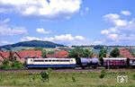 151 110 (Bw Nürnberg Rbf) mit einem Durchgangsgüterzug nördlich von Northeim (Han) in Hohnstedt. (29.05.1990) <i>Foto: Wolfgang Bügel</i>