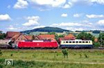 140 716 (Bw Osnabrück) überführt die Nürnberger 120 127	in Hohnstedt in einem Dg nach Nürnberg Rbf. (29.05.1990) <i>Foto: Wolfgang Bügel</i>