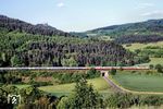 Im ehemaligen deutsch-deutschen Grenzgebiet bei Werleshausen fährt eine 103 mit IC 677 mit dem passenden Namen "Markgraf" (Hamburg-Altona - Karlsruhe) unterhalb der Burg Hanstein vorbei. Die Burgruine liegt bereits in Thüringen und diente den DDR-Grenztruppen noch ein Jahr zuvor als Beobachtungsposten. (29.05.1990) <i>Foto: Wolfgang Bügel</i>