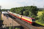 101 001 schleppt die funktionsuntüchtige 103 245 vor dem AKE-Rheingold DPE 321 (Stralsund - Koblenz) durch Leverkusen-Rheindorf. Die 103 war auf der Hinfahrt zur Ostseeküste am 11.06.2025 schadhaft geworden, weshalb das DB-Museum die 101 001 nach Stralsund schickte. Am Zugende lief noch CD-Cargo 393 001 mit. (18.06.2025) <i>Foto: Joachim Bügel</i>