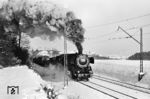 44 460 vom Bw Kornwestheim kämpft sich mit einem Güterzug die Gäubahn bei Stuttgart-Rohr hinauf. (02.1958) <i>Foto: Jürgen Hagemann, Slg. R. Garn</i>