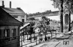 Eine preußische G 10 fährt über das Feuerbach-Viadukt der Güterumgehungsbahn Stuttgart-Untertürkheim – Kornwestheim bei Stuttgart-Zazenhausen. Bei der 1896 fertiggestellten Brücke handelte es sich um eine Stahl-Fachwerkbrücke mit getrennten Überbauten für jedes Gleis. Die Aufbauten überbrückten mit zwei Betonpfeilern mit Buntsandsteinverkleidung eine Länge von 206 Metern. Die Fachwerkkonstruktion wurde von der Maschinenfabrik Esslingen erstellt. Insgesamt wog der Aufbau 1.720 Tonnen. 1983 wurde die alte Stahlbrücke durch eine neue Spannbetonbrücke ersetzt. (10.1957) <i>Foto: Jürgen Hagemann, Slg. R. Garn</i>