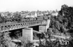 Ein stilreiner württembergischer Personenzug mit einer württembergischen T 5 (Baureihe 75.0) auf dem Nesenbachviadukt in Stuttgart-Vaihingen. Die alte Brückenkonstruktion aus zwei eingleisigen dreiteiligen Brückenüberbauten aus Stahlfachwerk mit zwei Mittelpfeilern wurde am 21. April 1945 von der deutschen Wehrmacht zerstört. Ab 13. August 1946 war sie eingleisig befahrbar, erst ab 27. Mai 1959 wieder zweigleisig. Im Rahmen der Ausbauarbeiten für die S-Bahn Stuttgart wurde die Strecke in diesem Abschnitt bis 1985 viergleisig ausgebaut.  (06.1957) <i>Foto: Jürgen Hagemann, Slg. R. Garn</i>