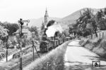75 087 fährt mit P 3270 nach Metzingen aus Urach an der Stiftskirche St. Amandus vorbei. (06.1958) <i>Foto: Jürgen Hagemann, Slg. R. Garn</i>
