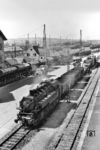 86 512 (Bw Plochingen) rangiert an der Ladestraße in Stuttgart-Untertürkheim. Bei der Rangierabteilung handelt es sich um eine Lü-Sendung. Nach den drei offenen Schutzwagen und einem Transportwagen folgt ein MAN-Tragschnabelwagen mit eingehängtem Transformator. (06.1957) <i>Foto: Jürgen Hagemann, Slg. R. Garn</i>