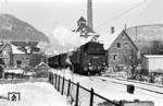 86 845 vom Bw Plochingen auf der Tälesbahn mit P 4467 nach Wiesensteig am Bü Eybstraße in Geislingen. Die Fahrleitung war für die Erzzüge zum/vom Bahnhof Geislingen-Altenstadt installiert. Die Lok war nur knapp 6 Wochen vom 01.11.1958 bis 11.12.1958 in Plochingen stationiert. (11.1958) <i>Foto: Jürgen Hagemann, Slg. R. Garn</i>