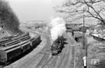 Die Stuttgarter 93 816 mit P 1916 nach Eutingen (Württ) in Stuttgart West. (03.1958) <i>Foto: Jürgen Hagemann, Slg. R. Garn</i>