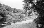 Eine E 93 rollt mit einem Güterzug nach Kornwestheim in Lauffen am Neckar vorbei. (07.1959) <i>Foto: Jürgen Hagemann, Slg. R. Garn</i>