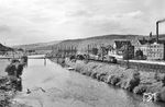 Eine E 93 fährt mit einem Güterzug durch Plochingen am Neckar. Im Bahnhof rangiert eine württembergische Tn (Baureihe 94¹). (09.1957) <i>Foto: Jürgen Hagemann, Slg. R. Garn</i>