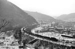 Eine E 93 schiebt einen Güterzug zwischen Geislingen West und Geislingen (Steige) nach. (01.1958) <i>Foto: Jürgen Hagemann, Slg. R. Garn</i>