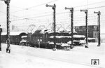Drei Güterzüge, bespannt mit Kornwestheimer E 94 (vorne) und E 93, warten im Nordkopf des Bahnhofs Stuttgart-Untertürkheim am Stw 5 auf die Ausfahrt. (02.1958) <i>Foto: Jürgen Hagemann, Slg. R. Garn</i>