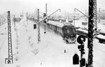 Eine ET 56-Doppeleinheit fährt durch Stuttgart-Untertürkheim. (02.1958) <i>Foto: Jürgen Hagemann, Slg. R. Garn</i>