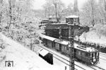 Ein ET 65 am Rosensteintunnel im Stuttgarter Schlosspark, kurz hinter dem Hauptbahnhof. Der Tunnel verbindet in einer Länge von 331 m seit 1915 als Teil der Filstalbahn den Stuttgarter Hauptbahnhof mit der Rosensteinbrücke über den Neckar zum Bahnhof Stuttgart-Bad Cannstatt. Nach Fertigstellung des Projekts 'Stuttgart 21' soll der Rosensteintunnel abgerissen oder als Radweg umgenutzt werden. (02.1958) <i>Foto: Jürgen Hagemann, Slg. R. Garn</i>