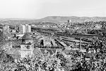 Blick über die Erlöserkirche auf das Bahnpanorama des Güterbahnhofs Stuttgart Nord mit den Ein- und Ausfahrgleisen des Stuttgarter Hauptbahnhofs. (10.1959) <i>Foto: Jürgen Hagemann, Slg. R. Garn</i>