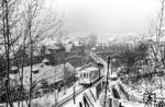 Die Zahnradbahn Stuttgart wurde am 23. August 1884 eröffnet und verbindet den Marienplatz in Stuttgart-Süd, also das Stadtzentrum im Tal, mit Degerloch auf der Filderebene. Sie ist meterspurig nach dem System Riggenbach gebaut und wird von der Stuttgarter Straßenbahnen AG (SSB) betrieben. Im Volksmund wird die Bahn auch "Zacke" genannt. Ein Triebwagen ist mit Beiwagen 118 an der Brücke beim Pfaffenweg unterwegs. (12.1959) <i>Foto: Jürgen Hagemann, Slg. R. Garn</i>