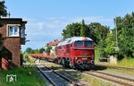 Eine Fuhre neuer Rungenwagen für die Stahltransporte von Eberswalde nach Könitz überführt V 200 507 der Erfurter Bahnservice Gesellschaft in Leipzig-Knauthain. Die 1971 bei der Lokomotivfabrik Oktober-Revolution in Woroschilowgrad (heute ukr. Luhansk) gebaute Lok wurde usprünglich an die Tschechischen Eisenbahnen (CSD) ausgeliefert. Die Reichsbahnnummer ist daher eine Fantasie. Rechts in den Büschen versteckt sich ein altes Schrankenpostenhäuschen aus der sächsischen Länderbahnzeit. Seit der Inbetriebnahme des neuen gegenüber stehenden Stellwerkes B1 (1934) werden die Schranken von dort aus bedient. (17.06.2025) <i>Foto: Ralf Opalka</i>