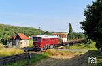 Zwischen Crossen an der Elster und Bad Köstritz passiert V 200 507 nach einer Übernachtung in Zeitz mit dem Rungenwagenzug am frühen Morgen die Blockstelle Caaschwitz aus dem Jahr 1910. (18.06.2025) <i>Foto: Ralf Opalka</i>