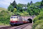 103 185	mit EC 75 "Tiziano" (Hamburg-Altona - Frankfurt/M - Basel SBB - Gotthard - Milano C) am 1030 m langen Bebenroth-Tunnel bei Neuseesen. Im Zusammenhang mit dem Bau der Schnellfahrstrecke Hannover–Würzburg und der Verlagerung zusätzlichen Güterverkehrs auf die alte Nord-Süd-Strecke wurde eine zweite Tunnelröhre gebaut und der Betrieb auf jeweils eingleisige Führung durch die alte und neue Tunnelröhre umgestellt. (30.05.1990) <i>Foto: Wolfgang Bügel</i>