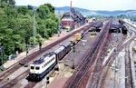 140 491	(Bw Mannheim 1) fährt mit einem kurzen Dg durch den Bahnhof Eichenberg. Der Eichenberger Bahnhof ist ein Knotenpunkt der alten Nord-Süd-Strecke (Bahnstrecke Göttingen–Bebra) und der Halle-Kasseler Eisenbahn. Die Gleise zwischen Eichenberg und Arenshausen waren 1948 demontiert worden. 1989 wurde die Wiederinbetriebnahme des Streckenstückes Eichenberg–Arenshausen als einer der ersten Lückenschlüsse im Rahmen der VDE-Projekte erwogen. Schon am 6. Januar 1990 fanden erste Vermessungsarbeiten statt. In Eichenberg wurde der ungenutzte östliche Bahnsteig (Gleise 10 und 11, rechts im Bild) komplett erneuert und verlängert, der Zugang zur Unterführung wurde wiederhergestellt. Auch wurde an der Strecke nach Kassel eine Weichenverbindung verlegt, um im Ost-West-Verkehr eine höhengleiche Kreuzung der Nord-Süd-Strecke zu vermeiden. Am 26. Mai 1990 war der neue Bahnsteig in Betrieb genommen worden.  (30.05.1990) <i>Foto: Wolfgang Bügel</i>