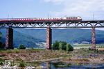 103 178	überquert mit IC 575 "Kaiserstuhl" (Hamburg-Altona - Frankfurt/M - Basel SBB) die Werra bei Oberrieden. Die Bergkette im Hintergrund liegt bereits in Thüringen. (30.05.1990) <i>Foto: Wolfgang Bügel</i>