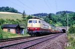 103 240 hat mit EC 75 "Tiziano" (Hamburg-Altona - Frankfurt/M - Basel SBB - Gotthard - Milano C) soeben den 1030 m langen Bebenroth-Tunnel bei Neuseesen durchfahren. (31.05.1990) <i>Foto: Wolfgang Bügel</i>